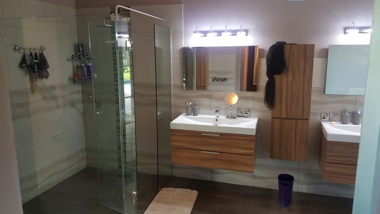 geoffbathroom1.jpg